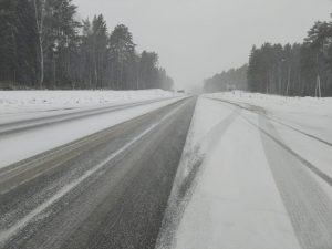 В связи с изменением погодных и дорожных условий на территории Томской области, Госавтоинспекция обращается к водителям с просьбой – выбирать безопасную скорость движения, безопасную дистанцию, боковой интервал и аккуратную манеру вождения.