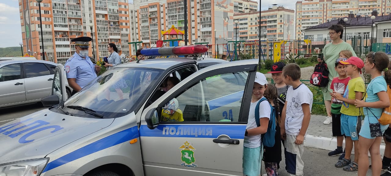 В Томском районе сотрудники Госавтоинспекция проводят работу по детской дорожной безопасности во дворах жилых домов.